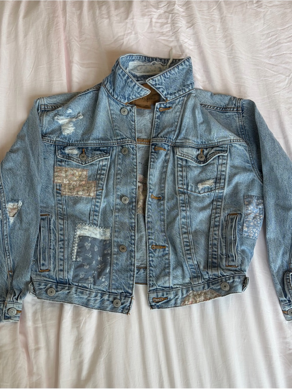 american eagle distressed denim jacket with floral patches (xxs)